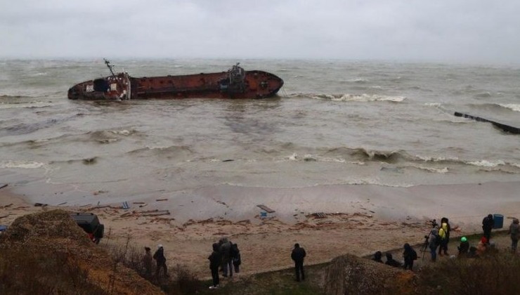 В Одессе с аварийного танкера «Делфи» произошла утечка топлива - «В мире»