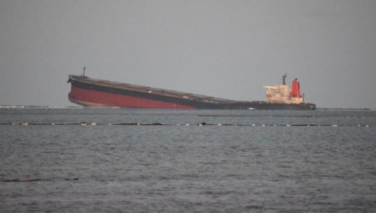 На Маврикии удалось остановить новый разлив нефти с танкера - «В мире»