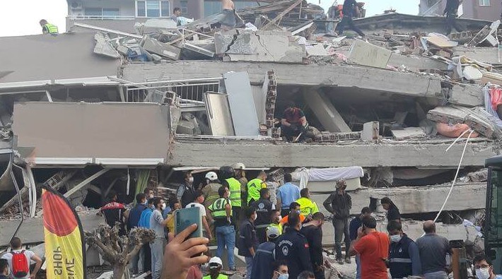 Землетрясение в Турции заставило рухнуть десятки домов: Из-под завалов извлечено свыше 70 человек - «В мире»
