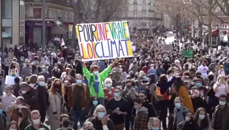 Более 110 тысяч неравнодушных вышли на французские улицы с требованием усилить меры по борьбе с потеплением - «В мире»