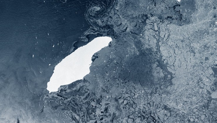 Один из самых больших айсбергов раскололся на мелкие части - «В мире»