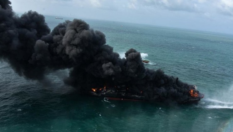 Горящий 9-е сутки у Шри-Ланки корабль перевозил токсичные вещества - «В мире»