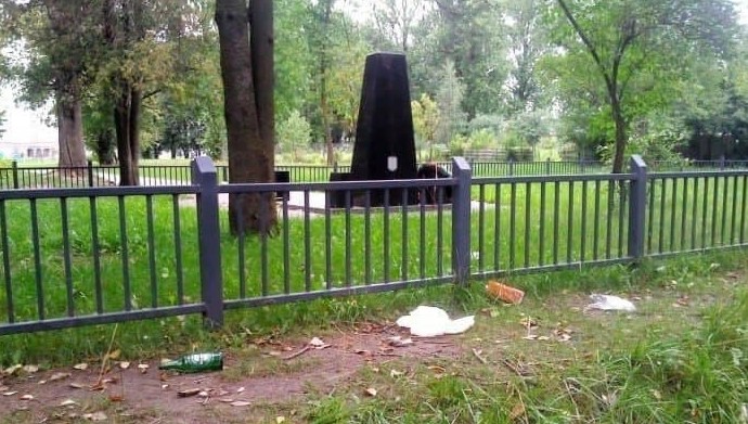 Мемориальный комплекс в Беларуси утопает в мусоре - «В мире»