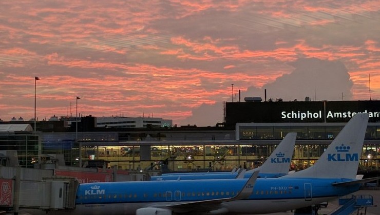 В аэропорте Амстердама сократят парниковые выбросы благодаря тягачам - «В мире»