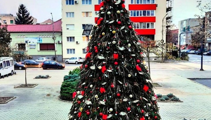 На площади румынского города установили экологичную ёлку - «В мире»