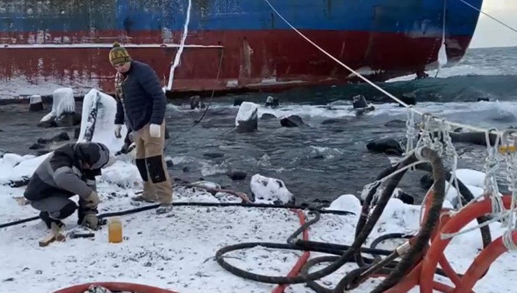 С прибитого штормом к берегам Сахалина китайского сухогруза откачивают мазут - «Экология России»