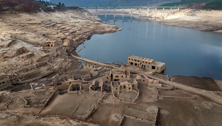 Засуха в Испании обнажила затопленную 30 лет назад деревню - «В мире»