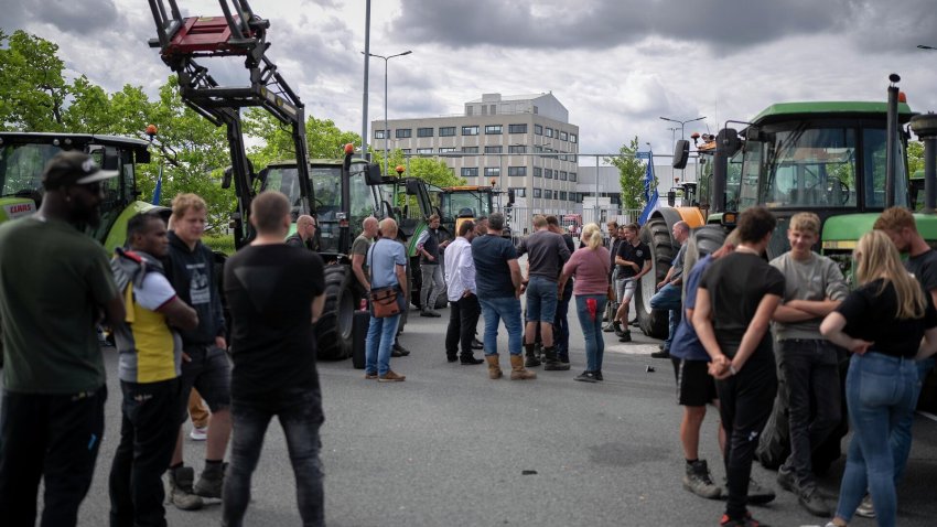 Голландские фермеры привезли танк на экологический митинг - «Экология»