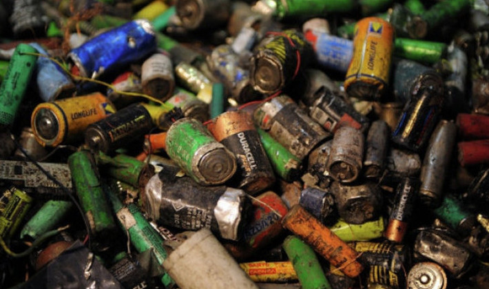 Две трети жителей России выкидывают батарейки вместе с обычным мусором - «Экология России»