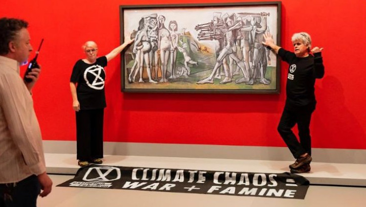 Экоактивисты приклеили себя к картине Пикассо в Мельбурне - «В мире»