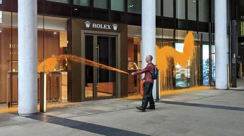 В Лондоне экоактивисты распылили краску на фасад бутика Rolex - «Экология»