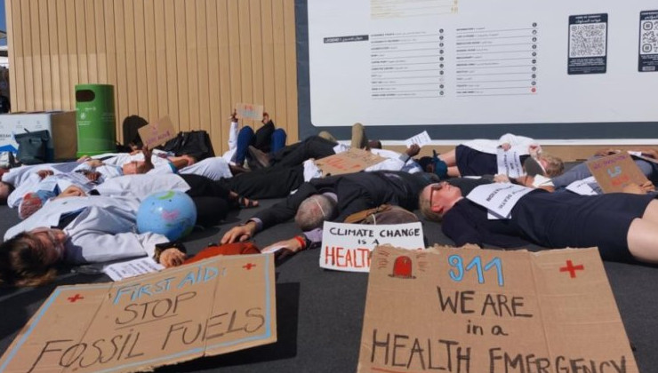 Медики устроили лежачую акцию протеста на Всемирном климатическом саммите - «В мире»