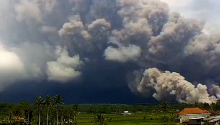 В Индонезии на острове Ява сегодня произошло извержение вулкана Семеру - «В мире»