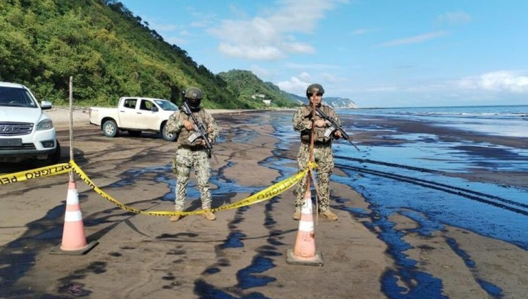 1200 баррелей нефти вылилось при аварии на нефтяном терминале в Эквадоре - «В мире»