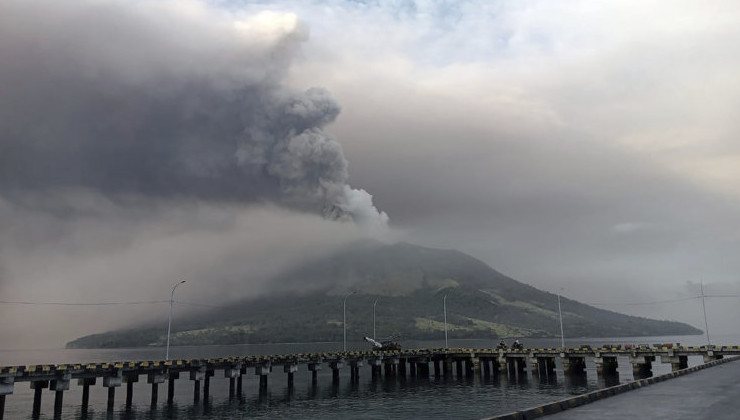 Извержение вулкана Руанг заставило эвакуироваться 11 тысяч индонезийцев - «В мире»