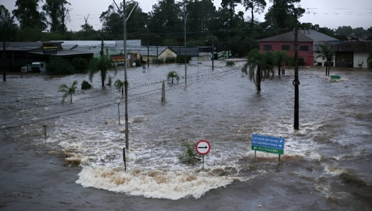 Проливные дожди бушуют на юге Бразилии, оставляя за собой разрушения - «В мире»