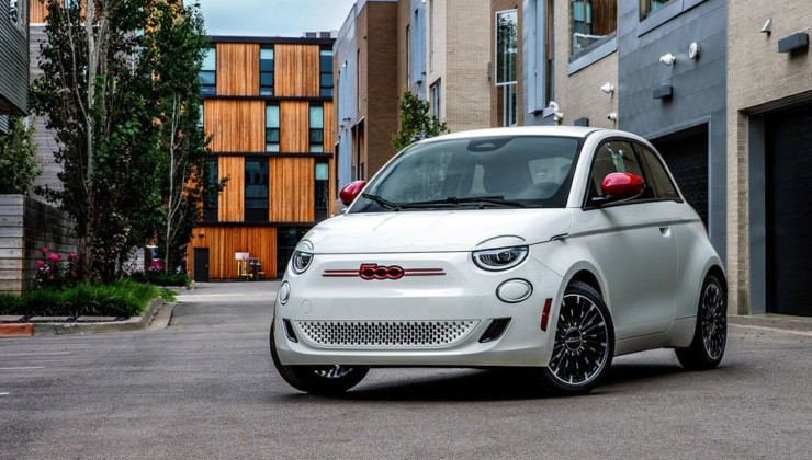 Электрическая версия Fiat 500 теряет популярность: Stellantis приостанавливает выпуск - «В мире»