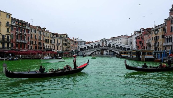 Власти Венеции изучают последствия экоакции, из-за которой Гранд-канал стал зелёным - «В мире»