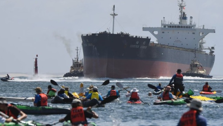 Активисты заблокировали уже три судна с углем у порта Австралии - «В мире»